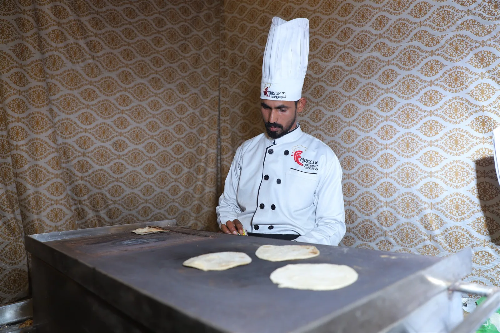 Chef preparing fresh tandoori roti and roomali paratha live